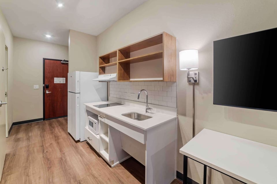 Full-size fridge, microwave, stovetop, dishwasher