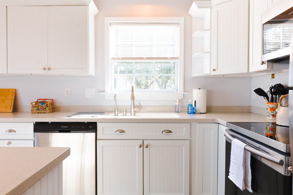 Well stocked kitchen (Instant pot, air fryer, Green Pans, hand mixer, magic bullet blender, toaster & more)