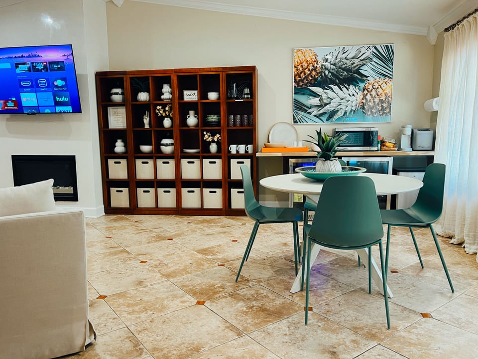 Dining and Kitchenette Area