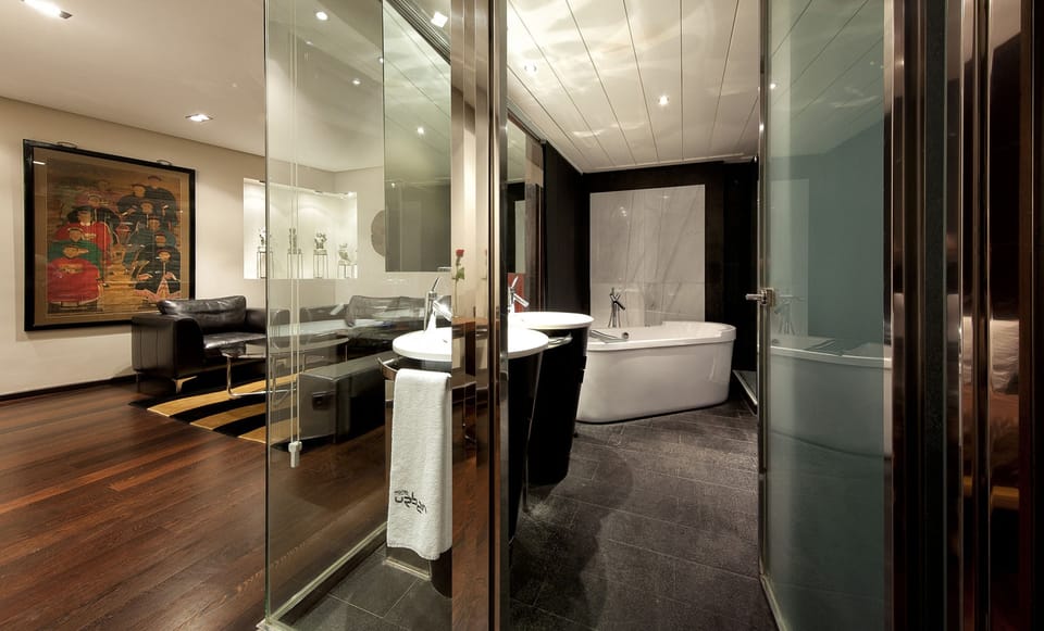 Premium bedding, free minibar items, in-room safe, desk