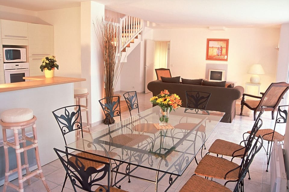 A number of these units are available, and each is individually decorated. The images shown are a representation of the unit you will receive.