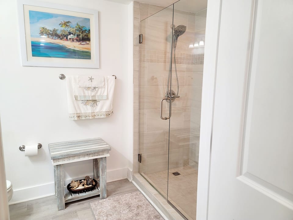 Spacious walk-in shower with shaving ledge