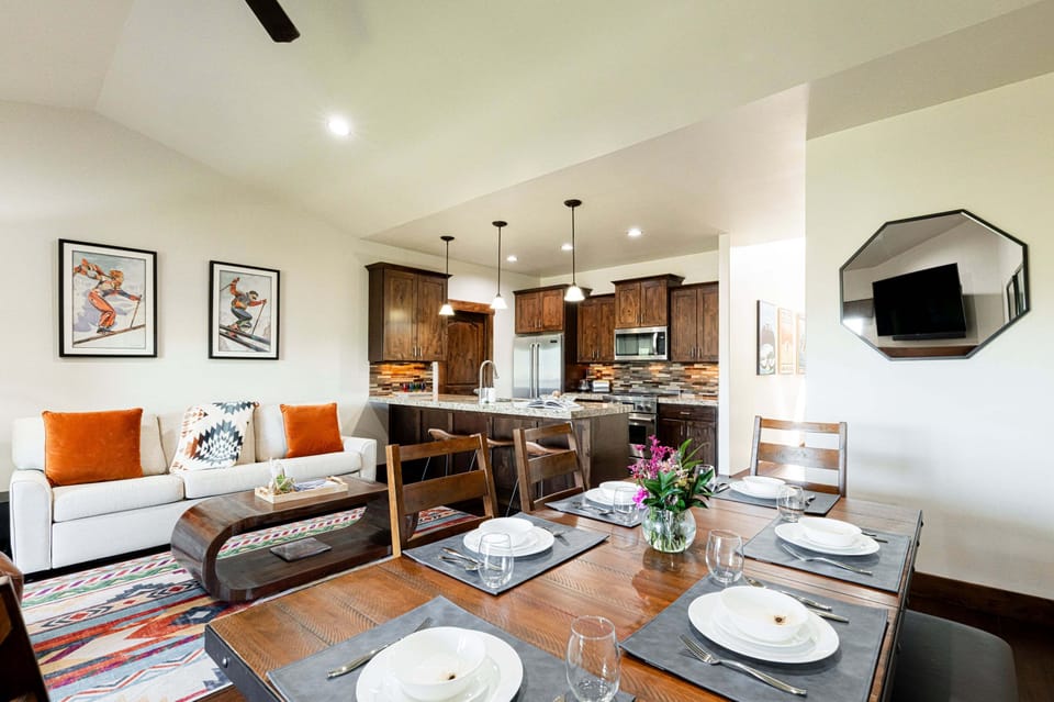 Dining area with seating for up to 7