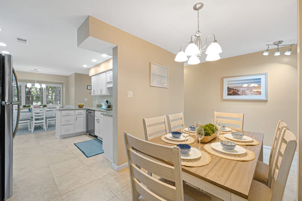 Smooth transition from dining to kitchen
