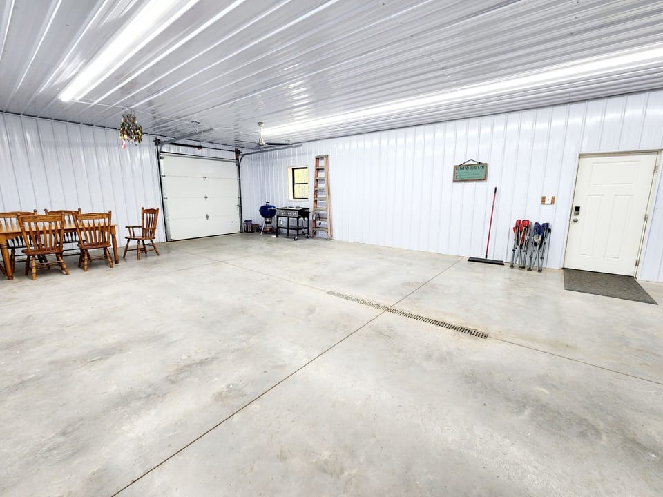 Garage w/seating area, heated, power washing station & grills