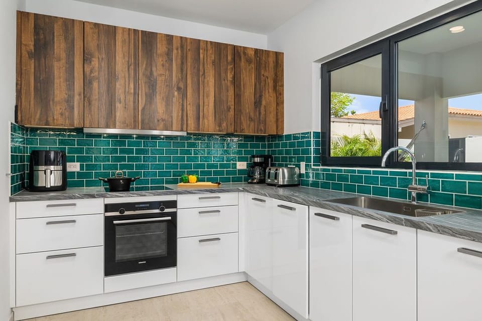 Fully equipped kitchen: air fryer, induction stove, coffee maker, and toaster