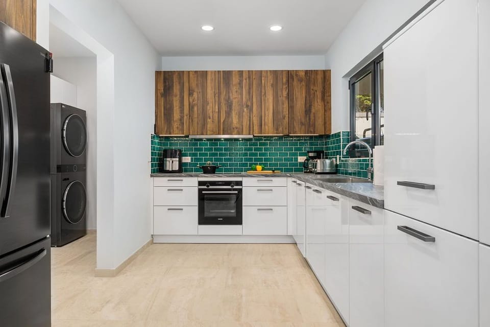 Fully equipped kitchen: air fryer, induction stove, coffee maker, and toaster