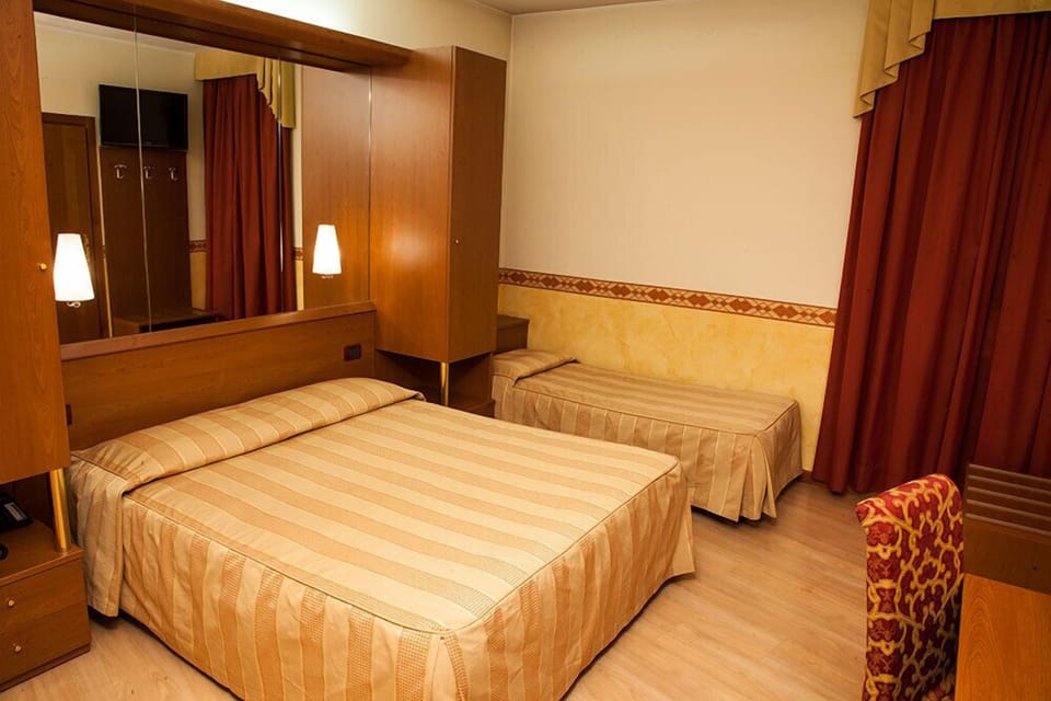 Triple Room | Premium bedding, pillowtop beds, free minibar, in-room safe