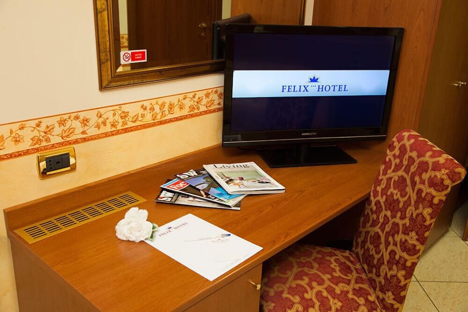 Premium bedding, pillowtop beds, free minibar, in-room safe
