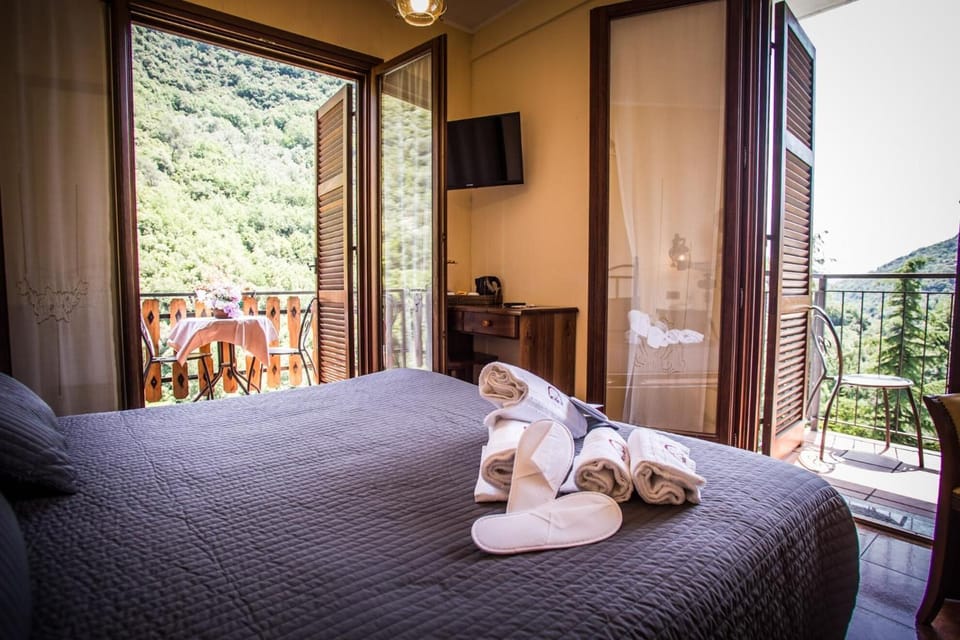 Desk, cribs/infant beds, rollaway beds, free WiFi