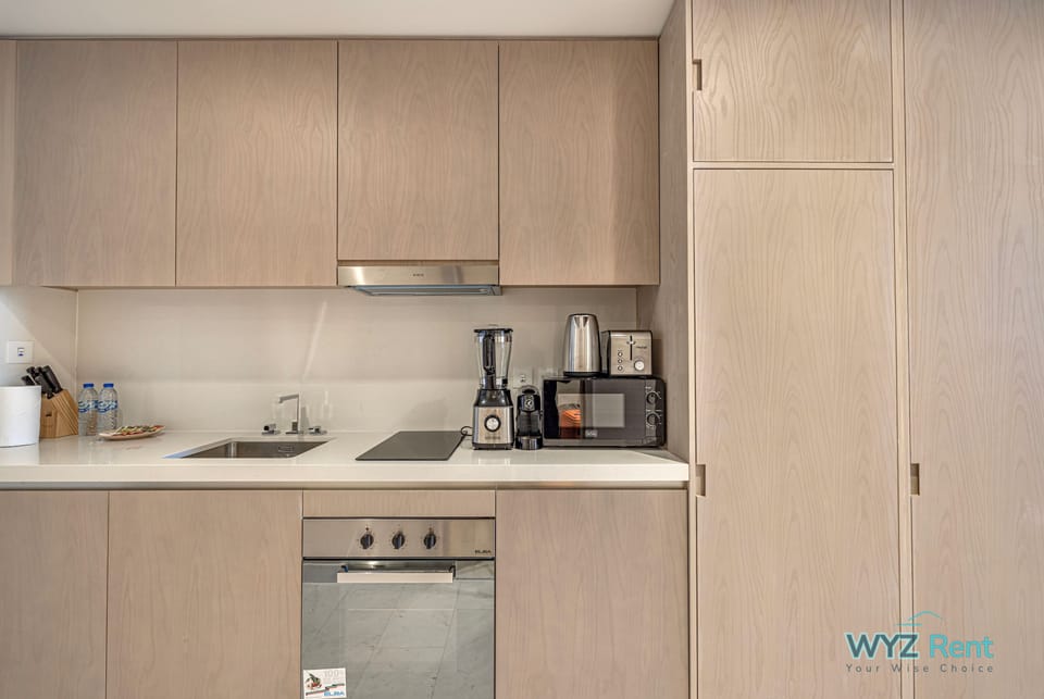 Superior Apartment | Private kitchen | Fridge, microwave, oven, stovetop
