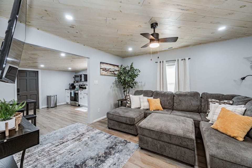 Sink into plush seating and kick those feet up while catching your favorite shows on the flat-screen TV, or stay productive at the bright, well-lit workspace with a ceiling fan keeping you cool.