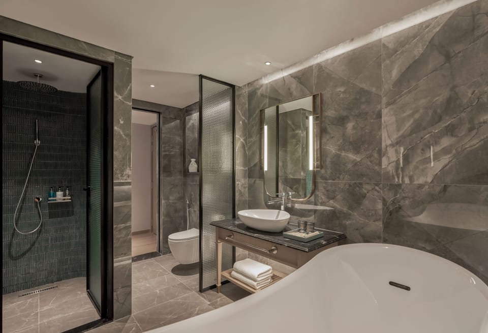 The Owner's Suite | Bathroom | Separate tub and shower, hydromassage showerhead, free toiletries