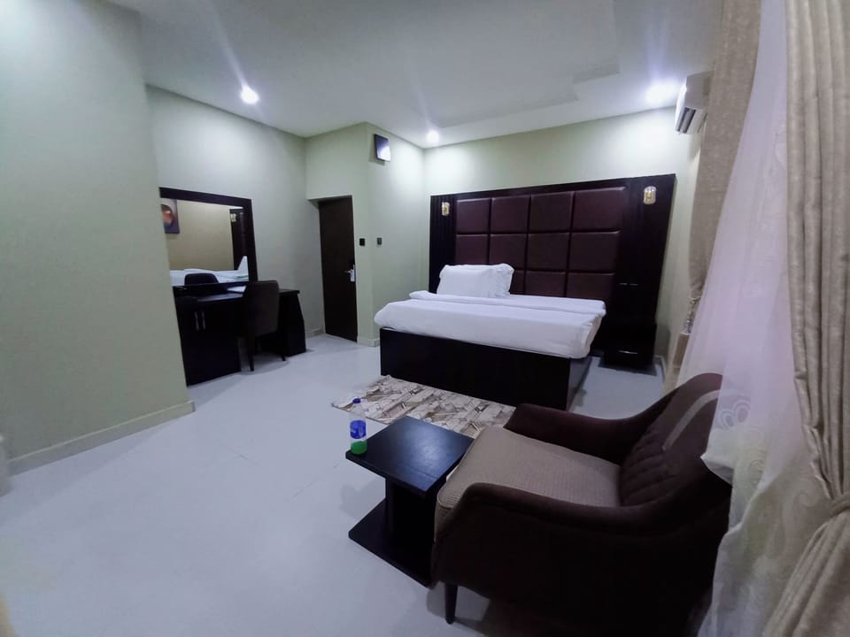 Classic Room, Courtyard View | Premium bedding, in-room safe, desk, laptop workspace