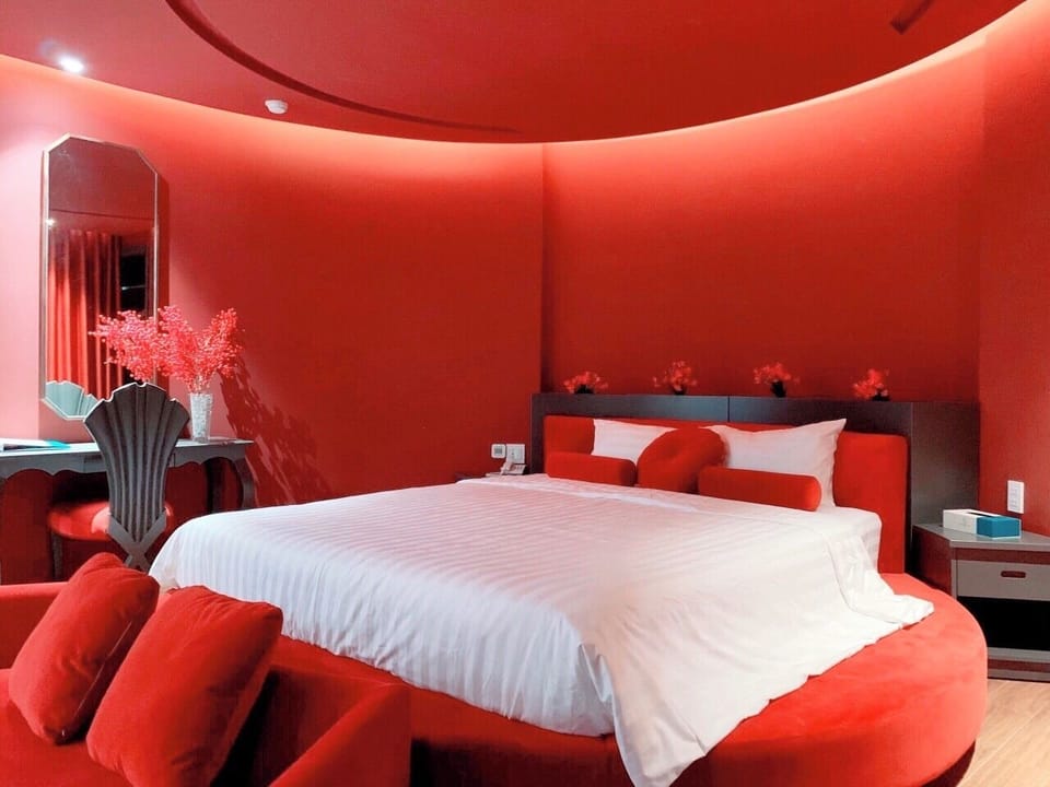 Romantic Suite, Lake View | Premium bedding, minibar, desk, laptop workspace