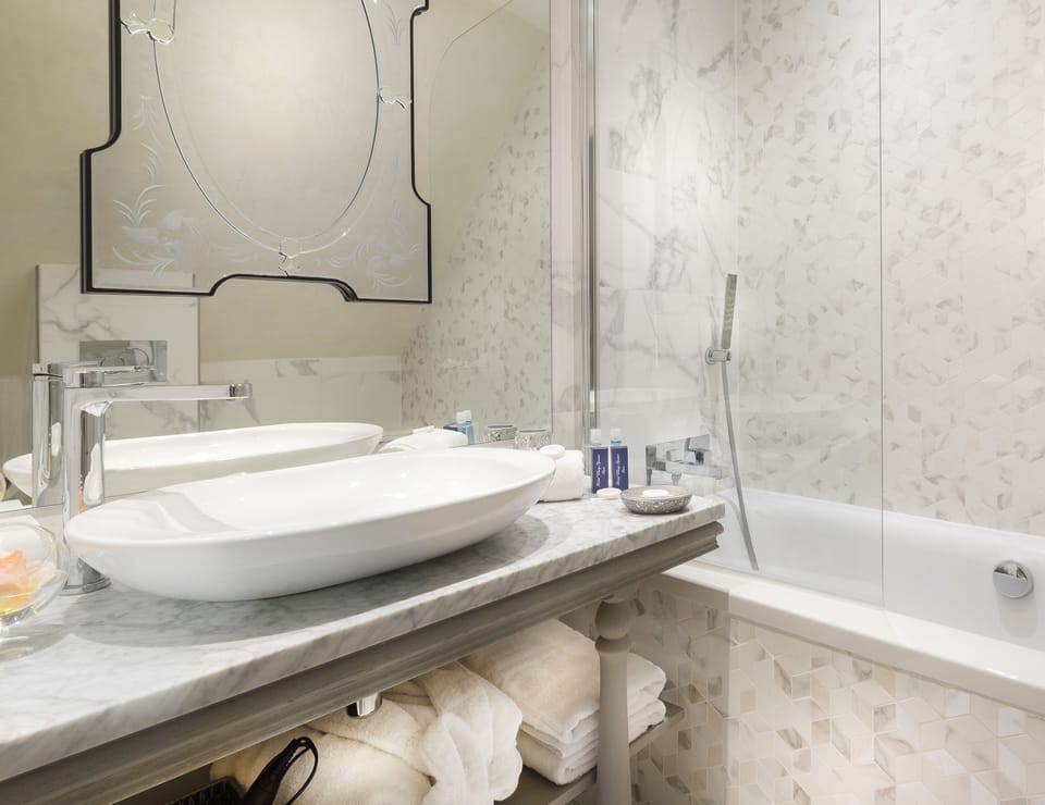 Deep soaking tub, hair dryer, towels
