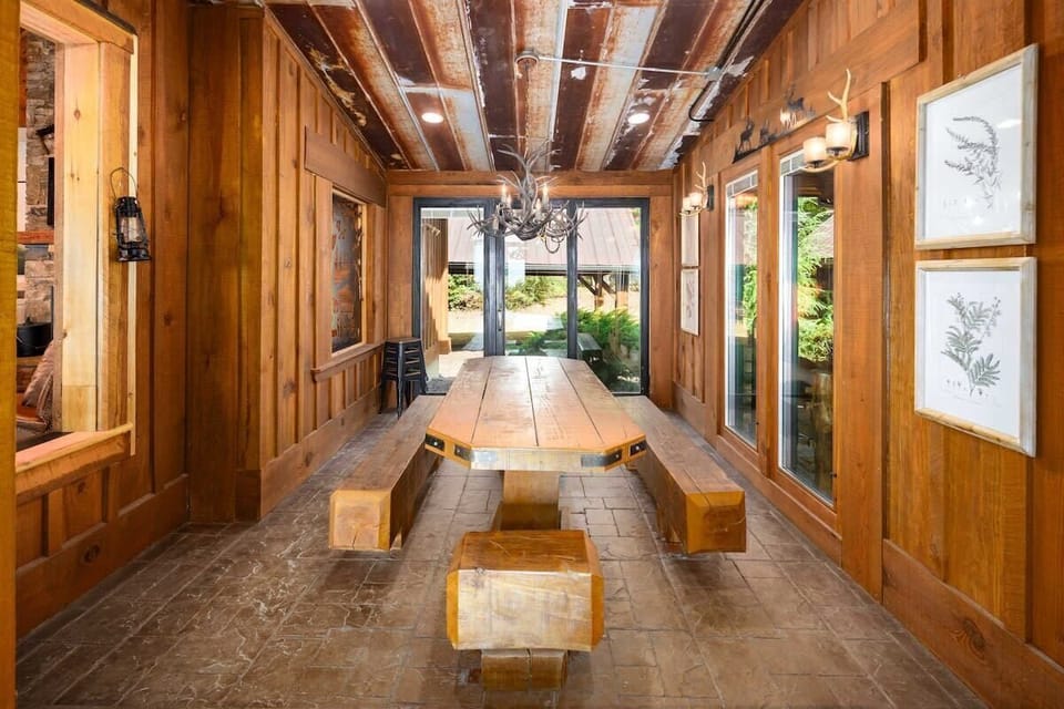 Main lodge dining area 1