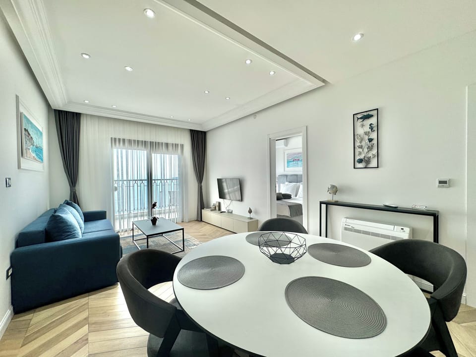 Deluxe Suite | Private kitchen | Espresso maker, coffee/tea maker, electric kettle, paper towels