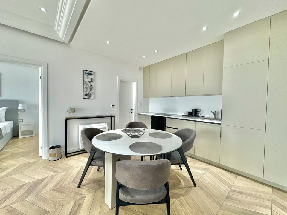 Deluxe Suite | Private kitchen | Espresso maker, coffee/tea maker, electric kettle, paper towels