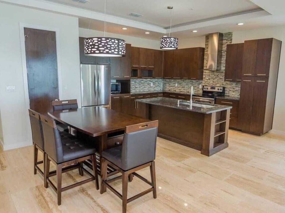 Kitchen & Dining