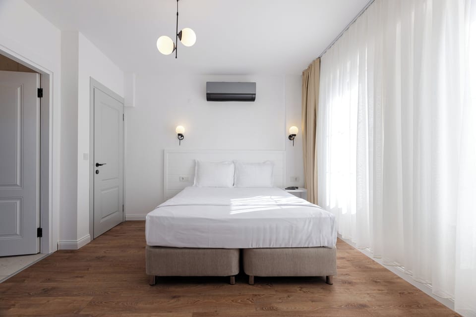 Standard Double Room | Premium bedding, minibar, free WiFi, bed sheets