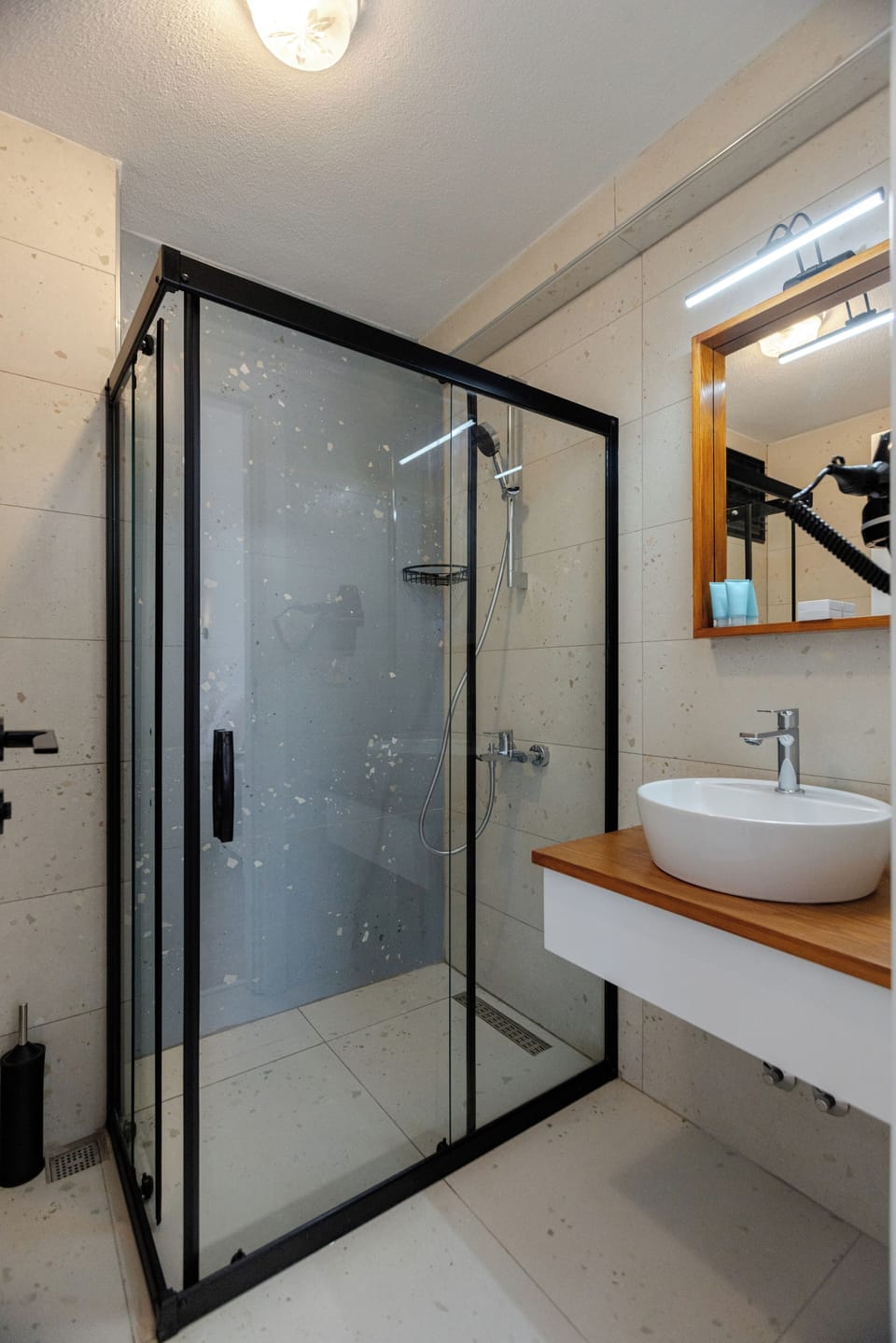 Standard Triple Room | Bathroom | Shower, hair dryer, towels, soap