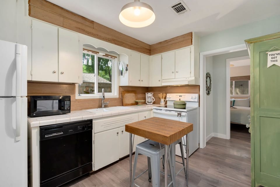 House, Multiple Beds, Kitchen, Garden View (629 Lesser Drive) | Private kitchen | Fridge, microwave, oven, stovetop