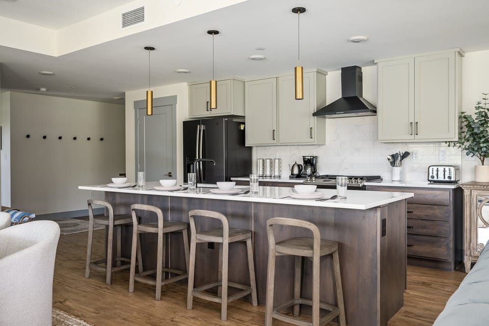 Beautiful Kitchen Area with Island Seating for 4