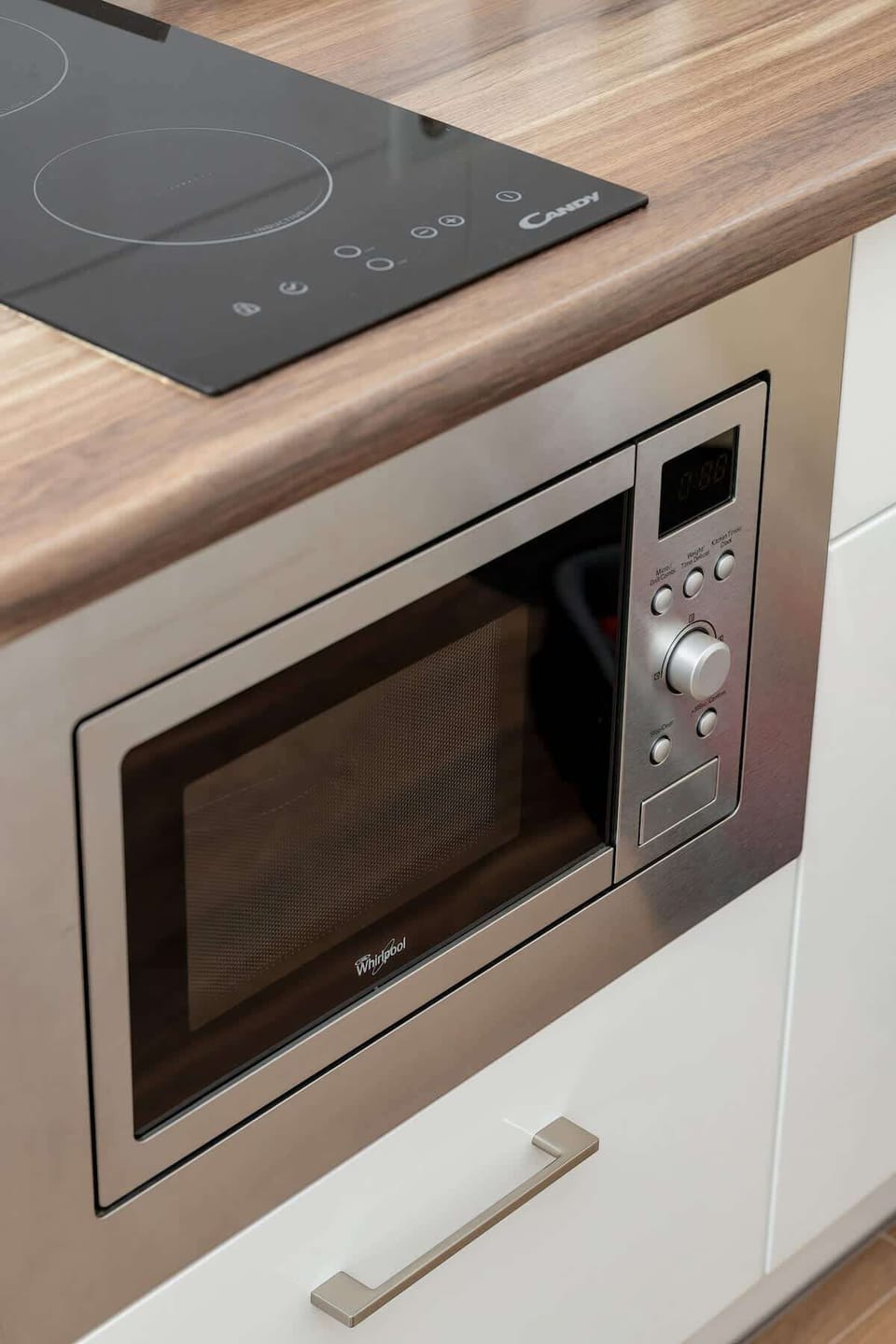 A practical induction hob and built-in microwave ensure comfortable cooking in the apartment.