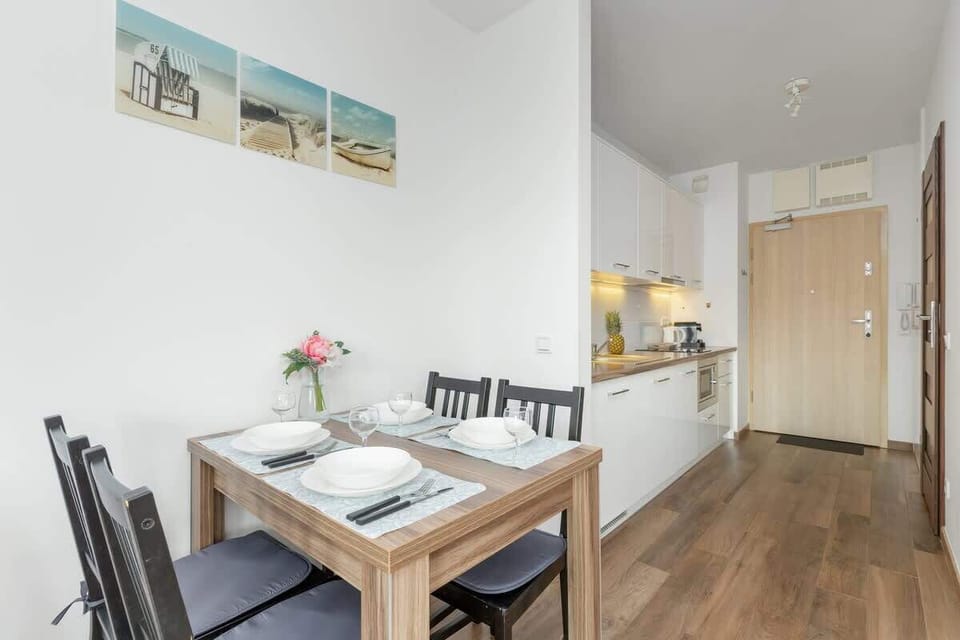  The dining area connected to the kitchenette offers a functional space for cooking and dining.