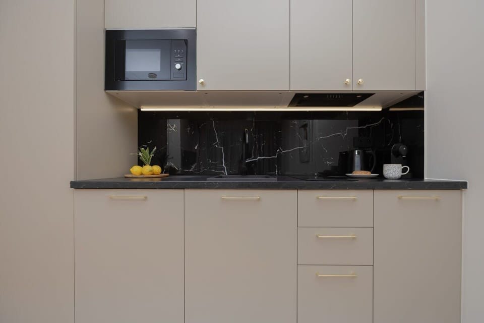 Modern, fully equipped kitchenette. 