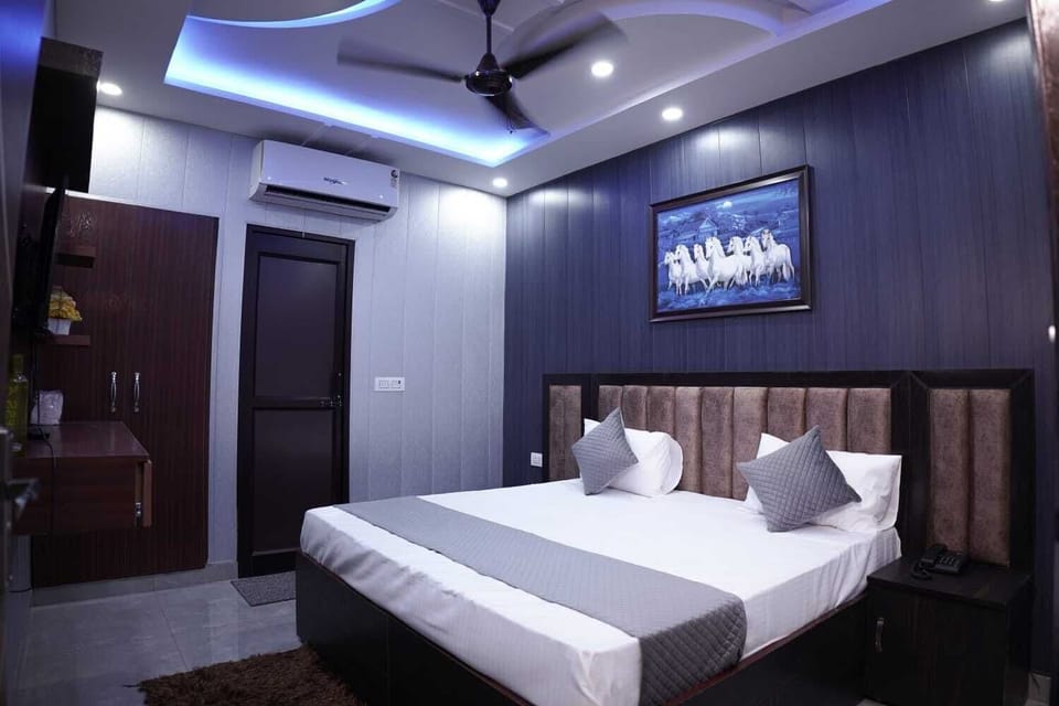 Deluxe Room | 1 bedroom, in-room safe, desk, laptop workspace