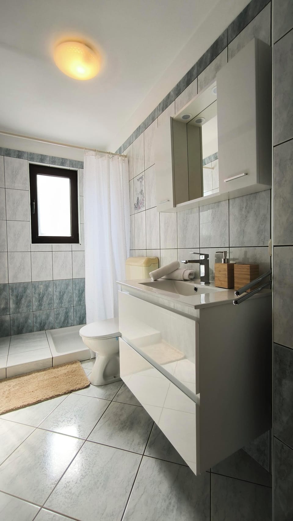 Double Room, Balcony | Bathroom | Shower, hair dryer, towels, toilet paper