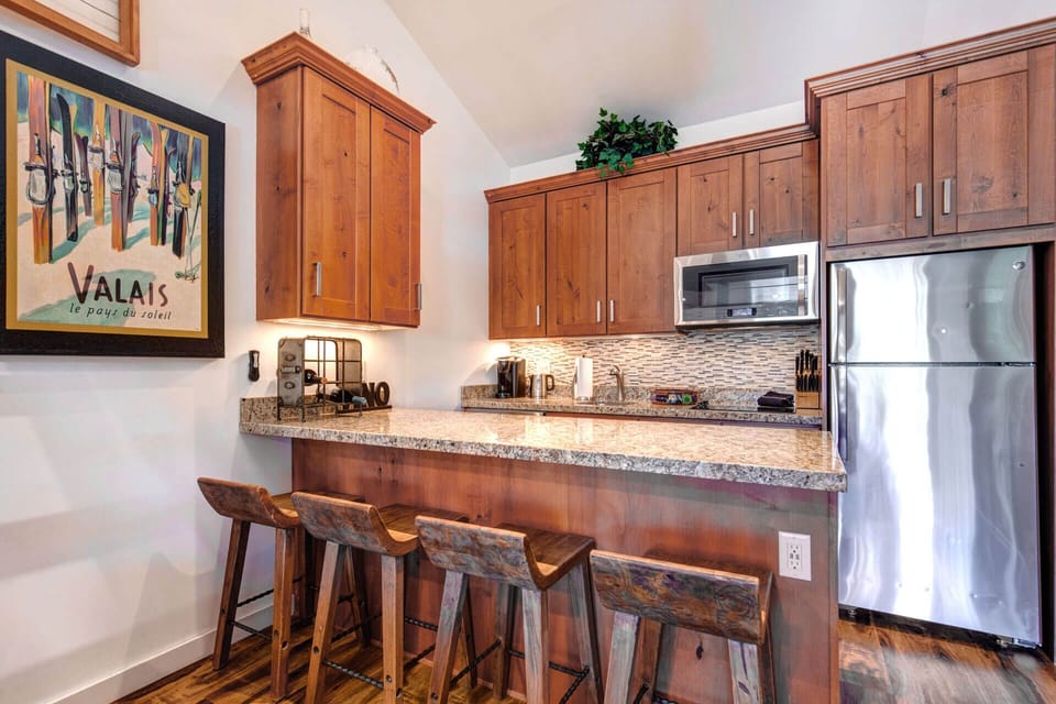 Prospector Lodge 627: Full kitchen and bar dining