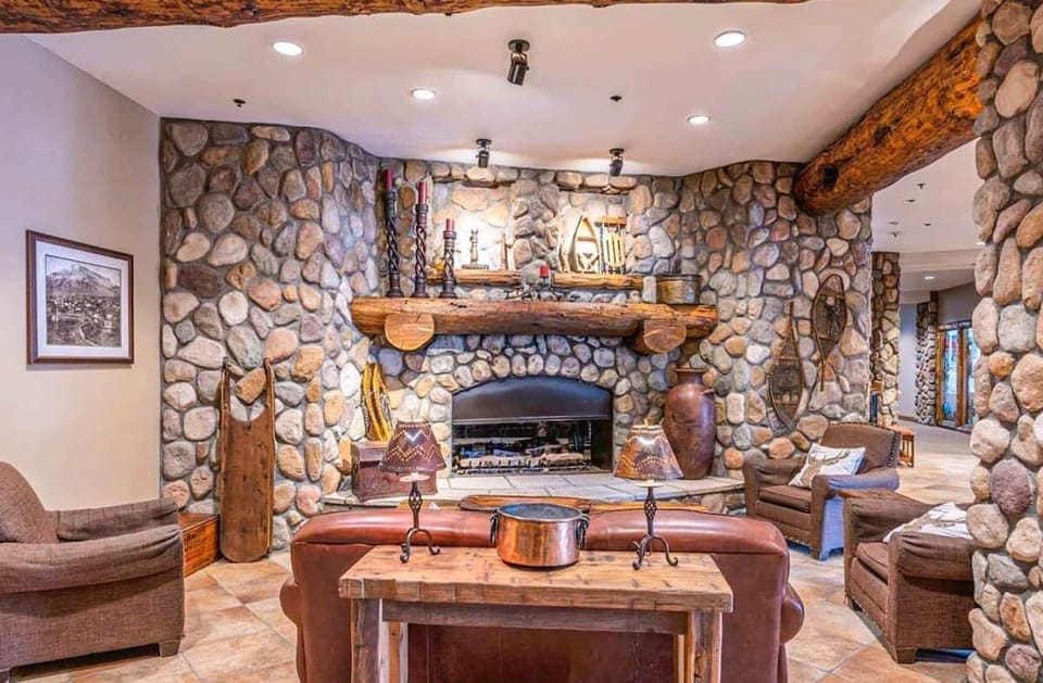 【Lobby】Warm up by the lobby fireplace on your way in from the snow
Listed with @BookTraverse