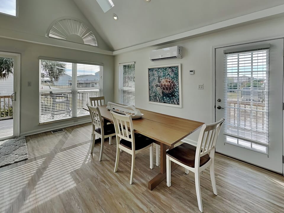 Second Floor Dining Area - Seating for 6