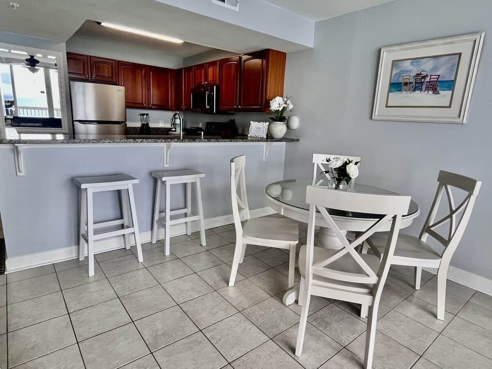 Dining/Bar Area