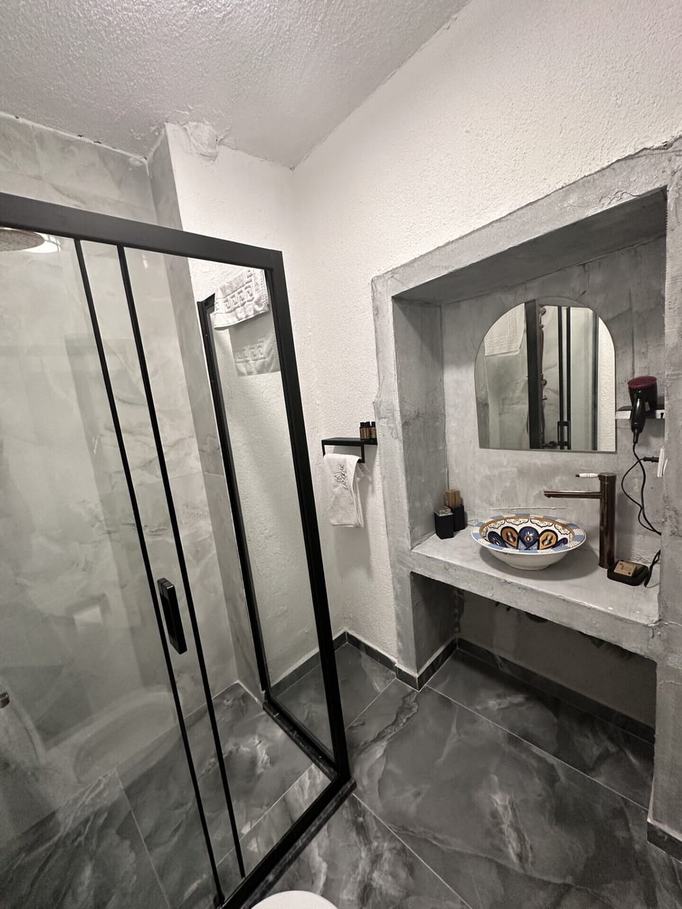 Standard Double or Twin Room, Garden View | Bathroom | Shower, rainfall showerhead, free toiletries, hair dryer