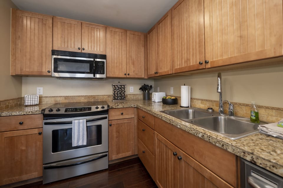 Condo, 3 Bedrooms | Private kitchen | Fridge, oven, coffee/tea maker, toaster