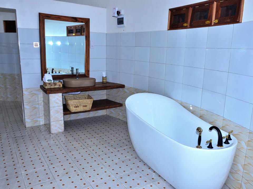 Deluxe Double Room, 1 King Bed, Balcony, Lake View | Bathroom | Rainfall showerhead, hair dryer, bathrobes, slippers