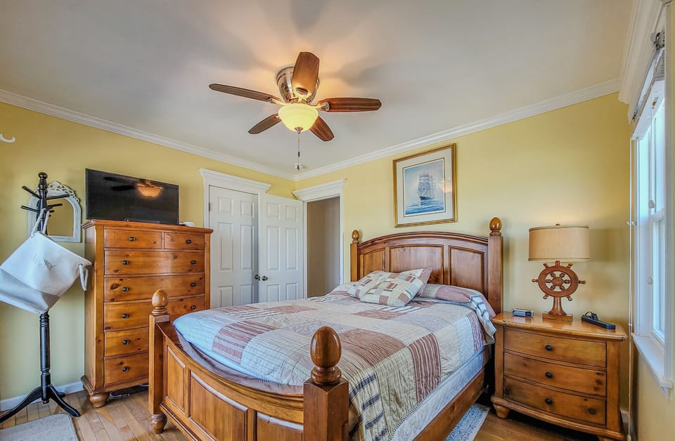 Queen Bedroom-32