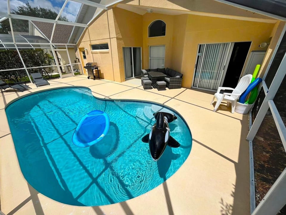 Outdoor dining by the private pool