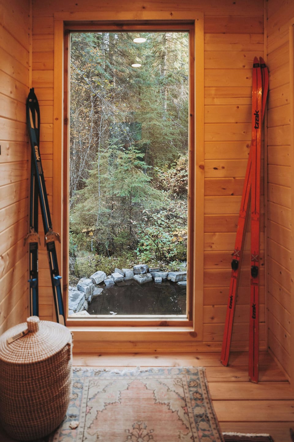 The sauna focuses on the beautiful forest surroundings. 