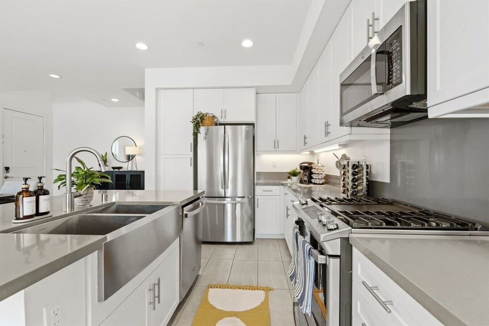 Whip up a culinary masterpiece in this sleek and modern kitchen. Featuring stainless steel appliances, ample counter space, and a breakfast bar, it`s the perfect space to entertain or enjoy a quiet meal.