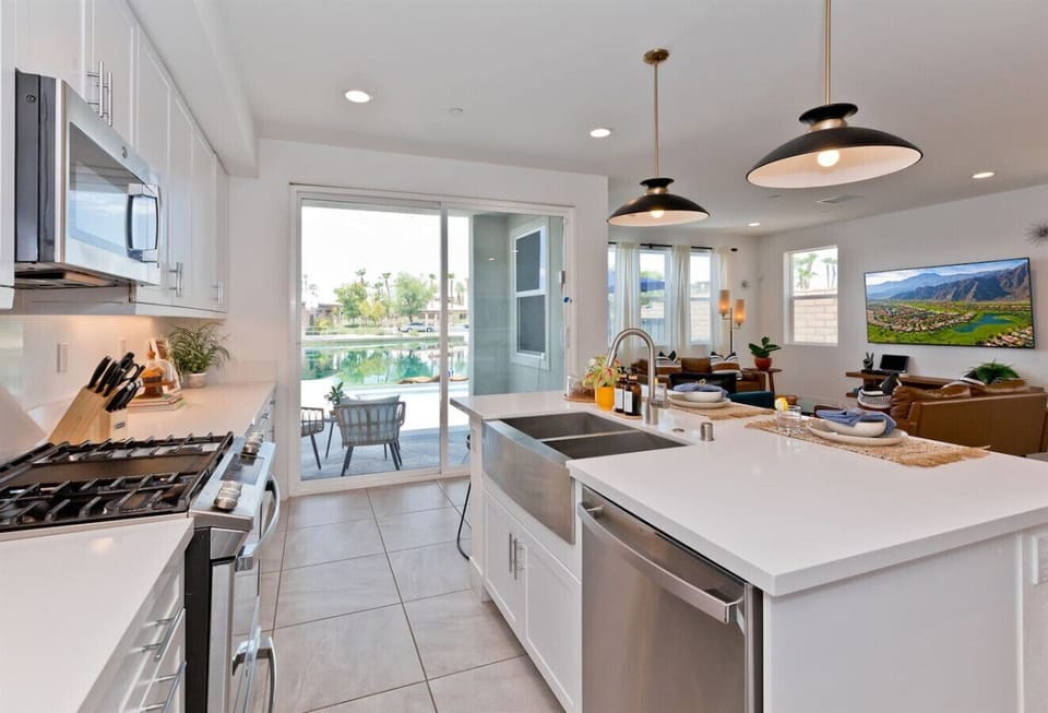 Imagine cooking up a storm in this dream kitchen with modern stainless steel appliances such as a Fridge/Freezer, stove top, blender, etc