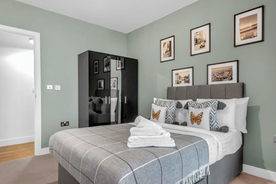 Apartment, 2 Bedrooms, Non Smoking, Kitchenette | 2 bedrooms, iron/ironing board, WiFi (free), bed sheets