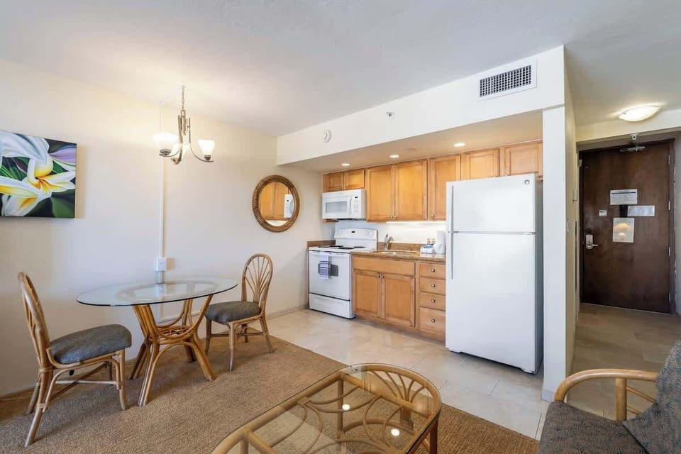 Dining area right off kitchen