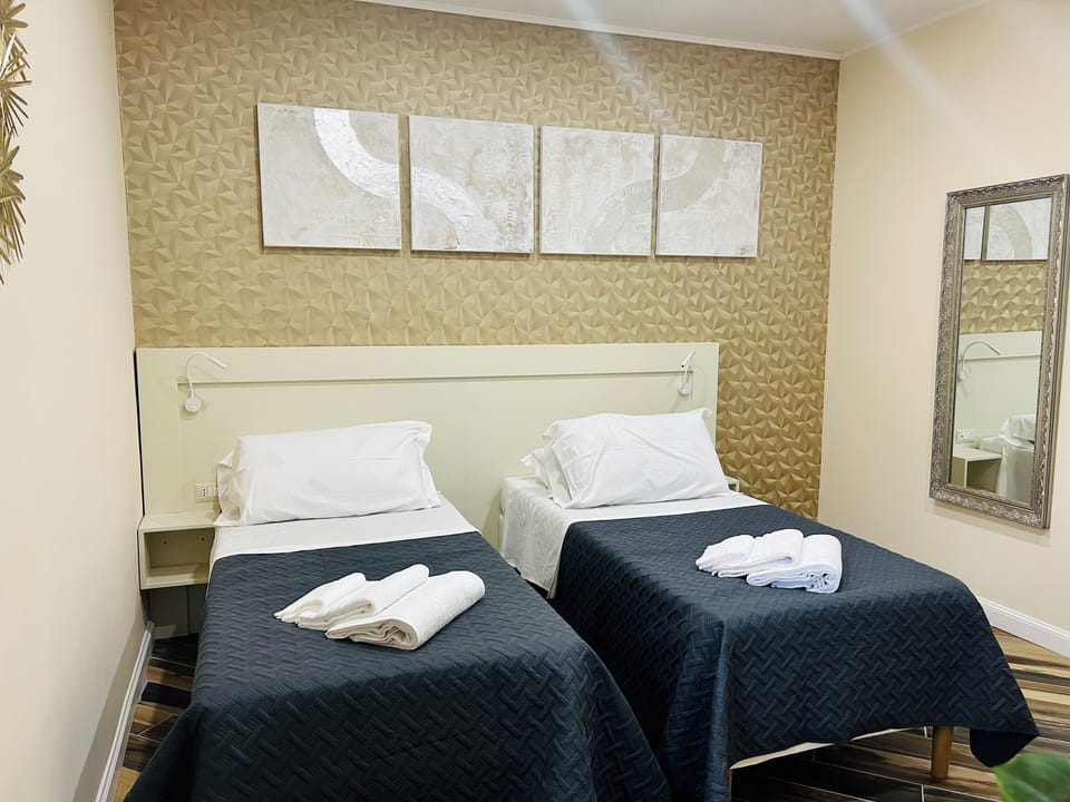 Business Room | Hypo-allergenic bedding available, down comforters, memory foam beds