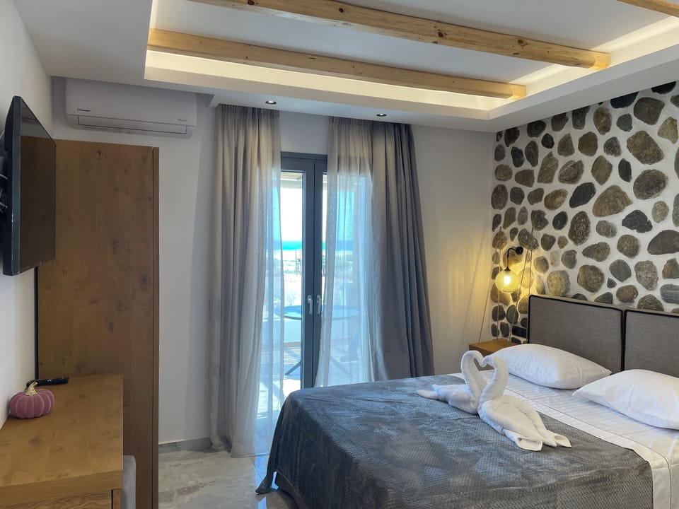 Hypo-allergenic bedding, in-room safe, blackout drapes, soundproofing