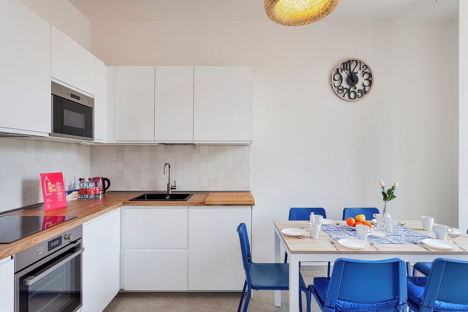 Apartment, Courtyard View | Private kitchen | Fridge, microwave, oven, stovetop